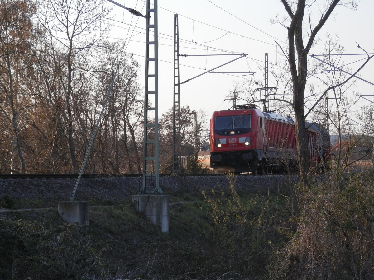 BR 187 136 der DB in Leipzig Wahren (Wahrener Viadukt)
